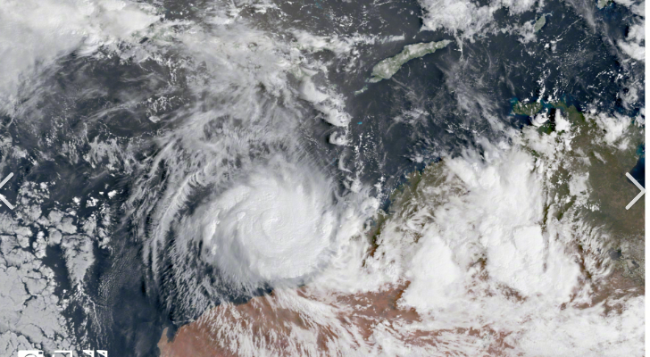 Characteristics of the extratropical transition of tropical cyclones on different tracks in the western North Pacific